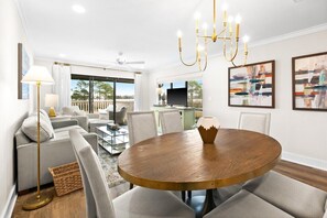 TV - ☀️Bay Views | Close to Beach | Harbour Pointe 810☀️ (Miramar Beach)