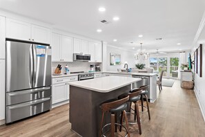 Coffee/tea maker, fridge, microwave, oven - ☀️Bay Views | Close to Beach | Harbour Pointe 810 | Golf Cart to Rent☀️ (Miramar Beach)