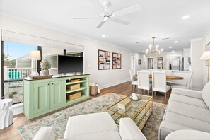 TV - ☀️Bay Views | Close to Beach | Harbour Pointe 810☀️ (Miramar Beach)