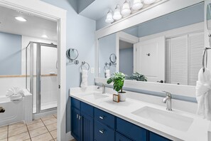Shower, towels - 🏖️Sandestin | Pool+Hot Tub | Resort Tram | Pilot House 322🐚 (Miramar Beach)