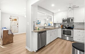 Fridge, microwave, oven, stovetop - 🌴Golf Cart | Pool | Close to Beach | Sandpiper 708🌴 (Miramar Beach)