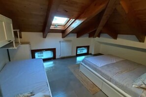 1 camera, ferro/asse da stiro, lenzuola