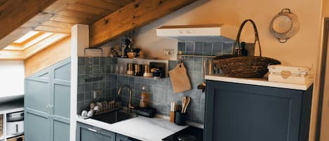 Fridge, stovetop, dishwasher, coffee/tea maker