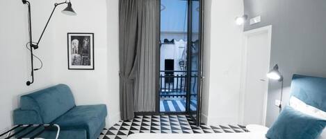 Cofres nos quartos, escrivaninha, cortinas blackout
