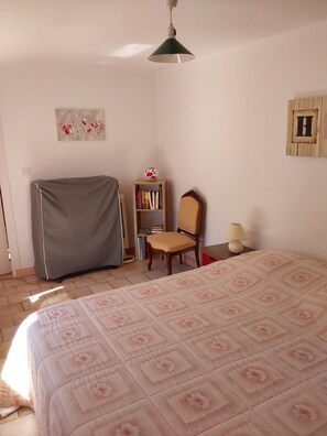 Room - Vrbo Property (Royan)