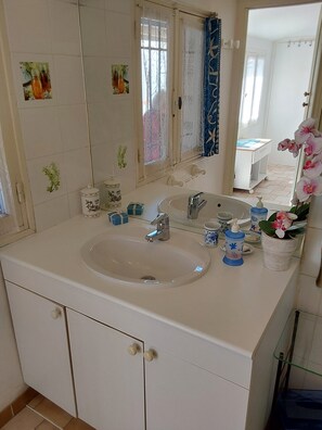 Bathroom - Vrbo Property (Royan)