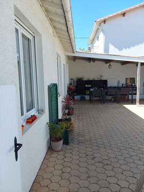 Outdoor dining - Vrbo Property (Royan)