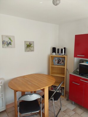 Dining - Vrbo Property (Royan)