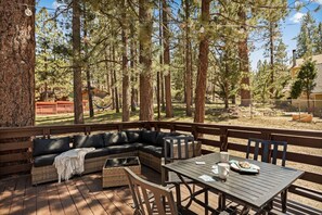 Outdoor dining - Marin Lodge, Near Slopes w/ Large Backyard, Pets (Big Bear Lake)