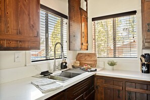Fridge, microwave, oven, stovetop - Marin Lodge, Near Slopes w/ Large Backyard, Pets (Big Bear Lake)