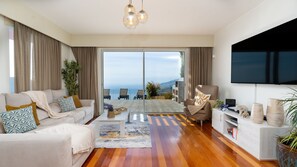 TV - Duskline Villa by LovelyStay (Arco Da Calheta)