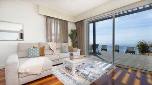 TV - Duskline Villa by LovelyStay (Arco Da Calheta)