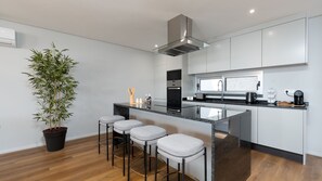Fridge, microwave, oven, stovetop - Daysy House by LovelyStay - Jacuzzi c/vista mar (Funchal)