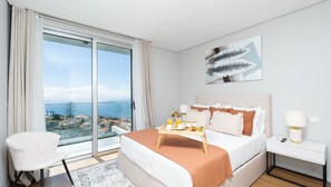 3 habitaciones, tabla de planchar con plancha y cuna de viaje 