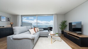 TV - Daysy House by LovelyStay - Jacuzzi c/vista mar (Funchal)