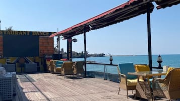 Dobbelt- eller tomannsrom – deluxe, balkong | Utendørsservering