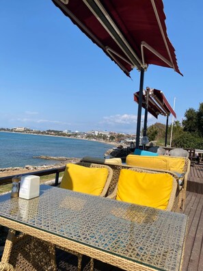 Dobbelt- eller tomannsrom – deluxe, balkong | Utendørsservering