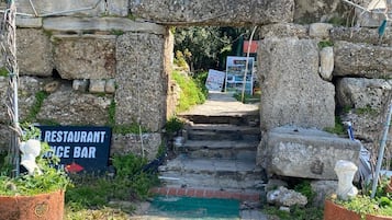 Dobbelt- eller tomannsrom – deluxe, balkong | Overnattingsstedets uteområder