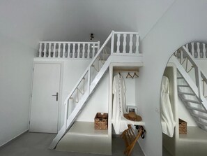 Interior - Ιdylle Cycladic House | 2 Bathrooms | Black Beach (thira kamari)