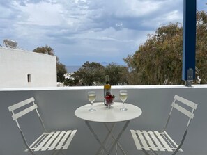 Outdoor dining - Ιdylle Cycladic House | 2 Bathrooms | Black Beach (thira kamari)