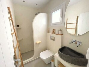 Shower, hair dryer, towels, soap - Ιdylle Cycladic House | 2 Bathrooms | Black Beach (thira kamari)
