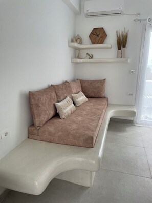Smart TV - Ιdylle Cycladic House | 2 Bathrooms | Black Beach (thira kamari)