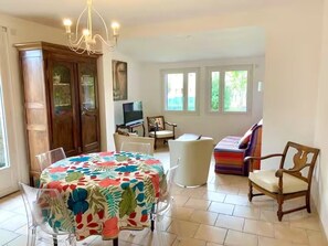 Living area - Vrbo Property (Gréoux-les-Bains)