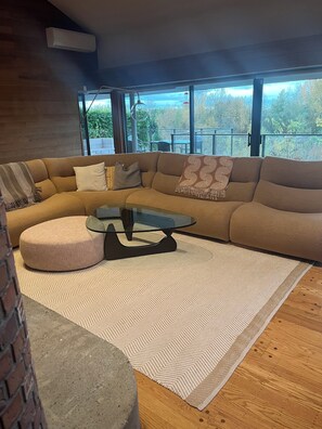 Living area - Beautiful west coast 4 bdrm home w/ view, close to UBC, airport and city center (Vancouver)