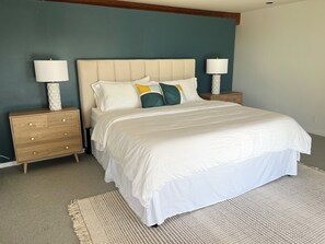 A bedroom with a bed, two nightstands, and two lamps. - Beautiful west coast 4 bdrm home w/ view, close to UBC, airport and city center (Vancouver)