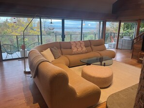 Living area - Beautiful west coast 4 bdrm home w/ view, close to UBC, airport and city center (Vancouver)