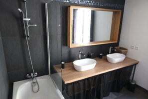 Hair dryer, towels, soap, toilet paper - La Maison Bleue de Fayence - A haven of peace in the heart of nature (Mons)