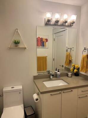 Bathroom - Beautiful room & bathroom (Surrey)