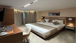 Dobbeltrom – classic, byutsikt | Sengetøy av topp kvalitet, memory foam-senger og minibar (inkludert)