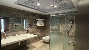 Shower, pengering rambut, kloset, dan handuk