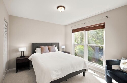 Mid-century modern 3-bedroom house near metro in peaceful Springfield, VA