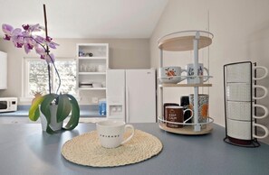 Réfrigérateur, four à micro-ondes, un four, surface de cuisson