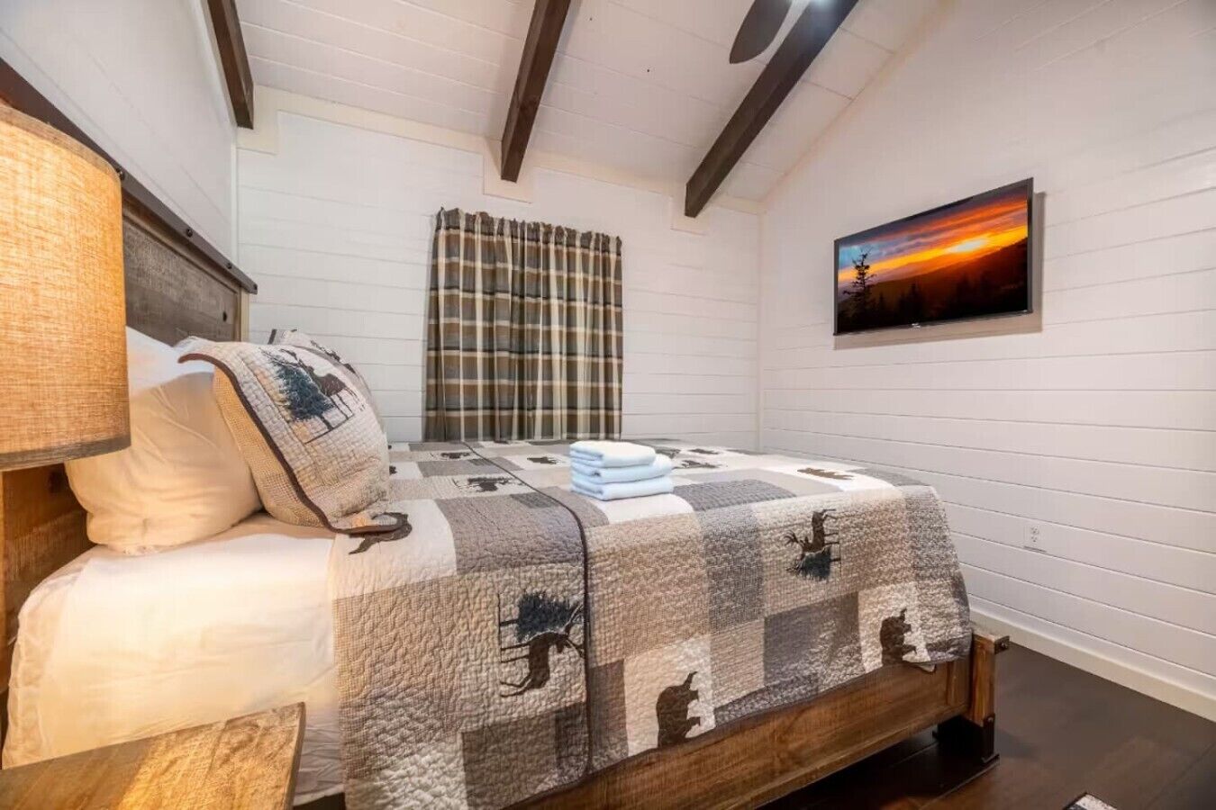 2 habitaciones, tabla de planchar con plancha, cuna de viaje y wifi 