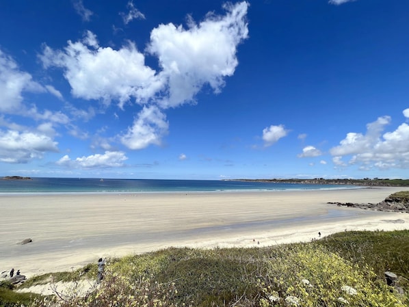 A beach with clear skies and calm waters. - Modern Holiday Home in Lanildut (Lanildut)