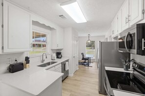Refrigerador, microondas, horno y lavavajillas 