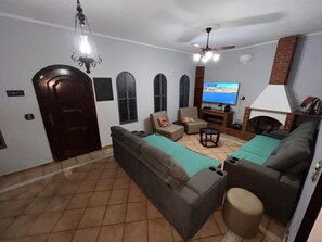 Living area - House with pool in Praia Grande with 2 Wi-Fi networks in the house, comfortably accommodates up to 20 people!! (Praia Grande)