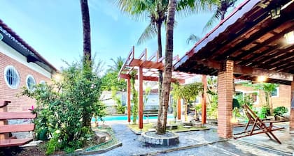 House with pool in Praia Grande with 2 Wi-Fi networks in the house, comfortably accommodates up to 20 people!!