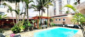 House with pool in Praia Grande with 2 Wi-Fi networks in the house, comfortably accommodates up to 20 people!!