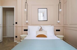1 slaapkamer, een bureau, een strijkplank/strijkijzer, reisbedje