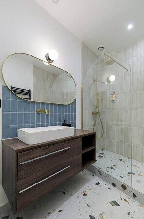 Shower, hair dryer, towels, soap - Splendid apartment 1BDR/4PAX in the city center (Paris)