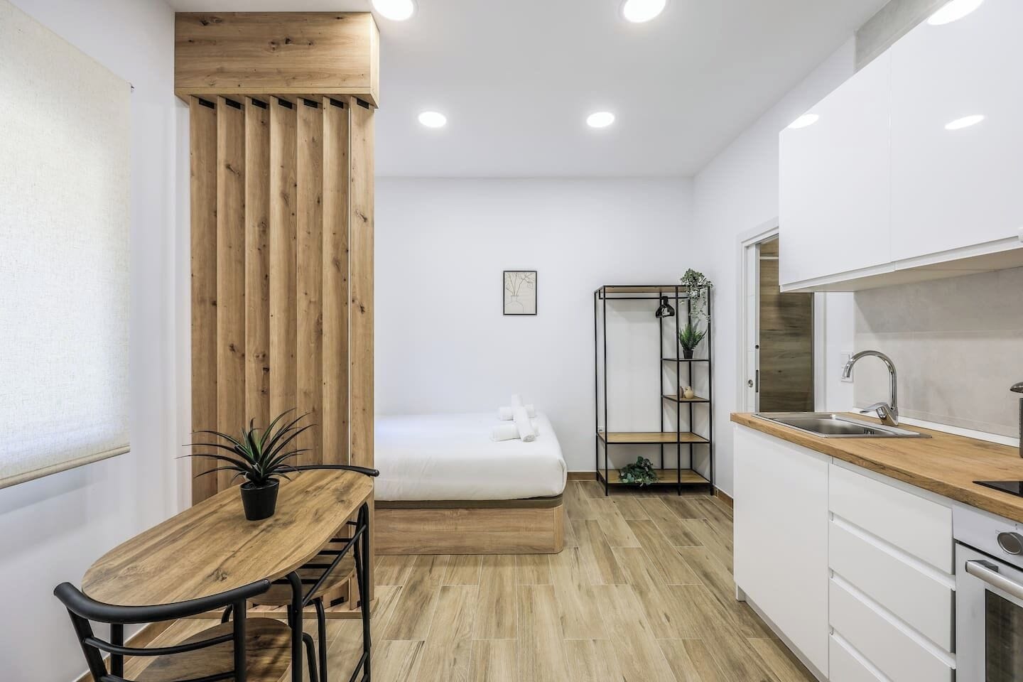 Escritorio, wifi y ropa de cama 
