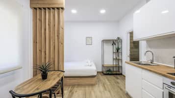 Escritorio, wifi y ropa de cama