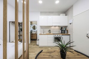 Desk, WiFi, bed sheets - Stylish Studio for two - Madrid Stay (Madrid)