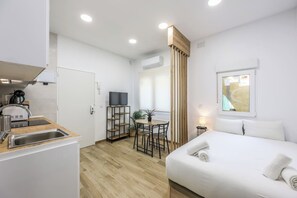 Desk, WiFi, bed sheets - Stylish Studio for two - Madrid Stay (Madrid)