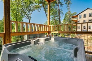 Outdoor spa tub - The Gatlinburg Resort by Ghosal Luxury Lodging (Gatlinburg)