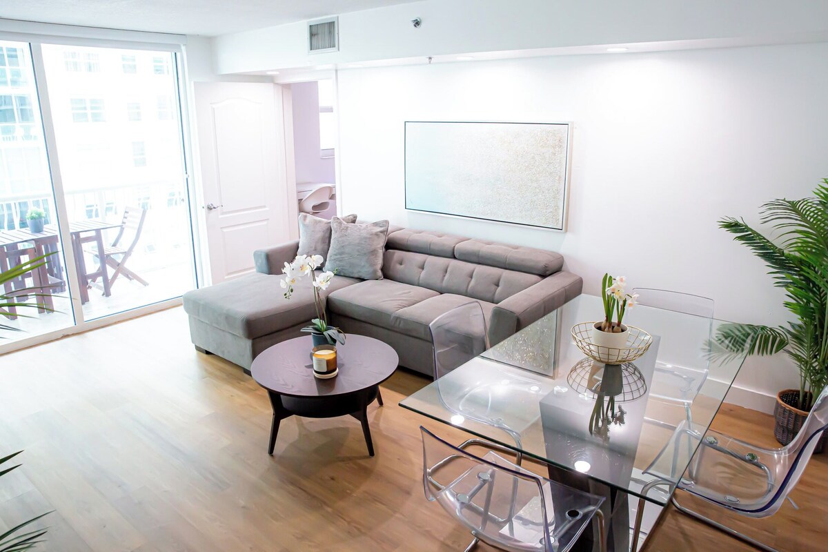 Apartemen, balkon | Area keluarga | TV
